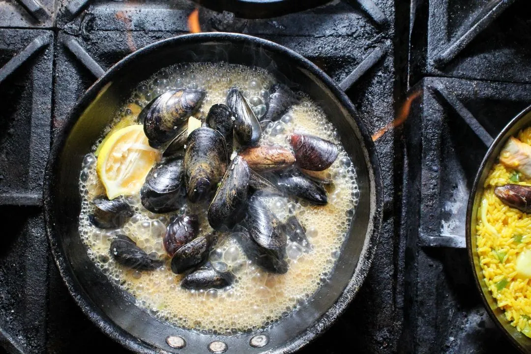 Mussels in white wine, garlic and ginger