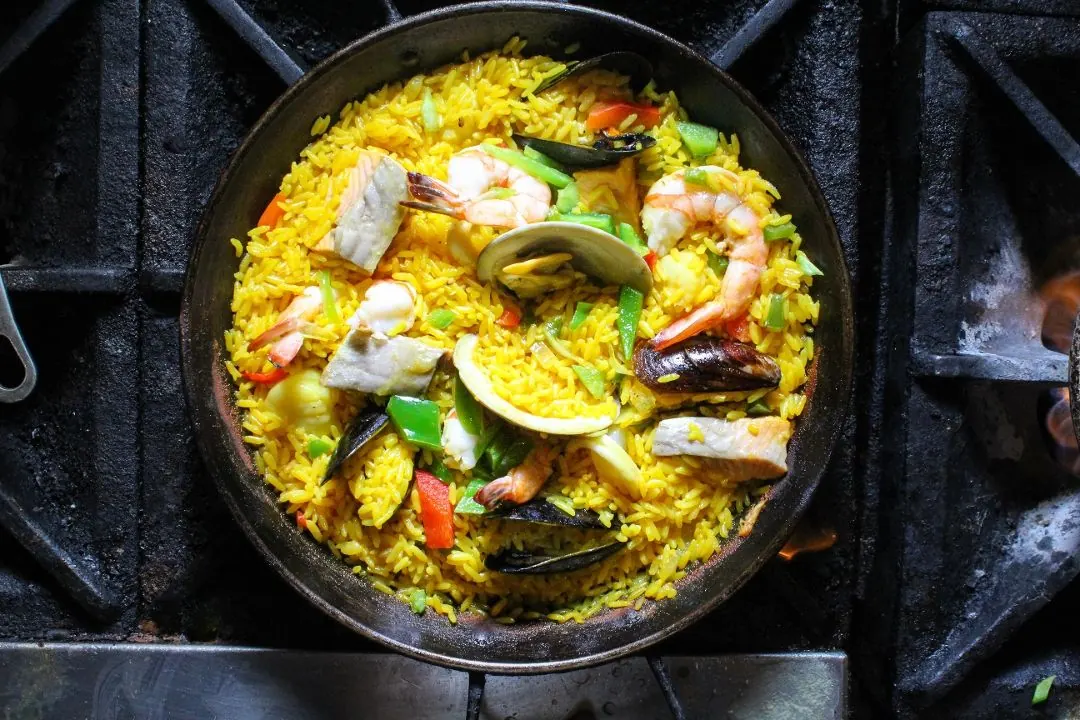 Paella de mariscos in the pan
